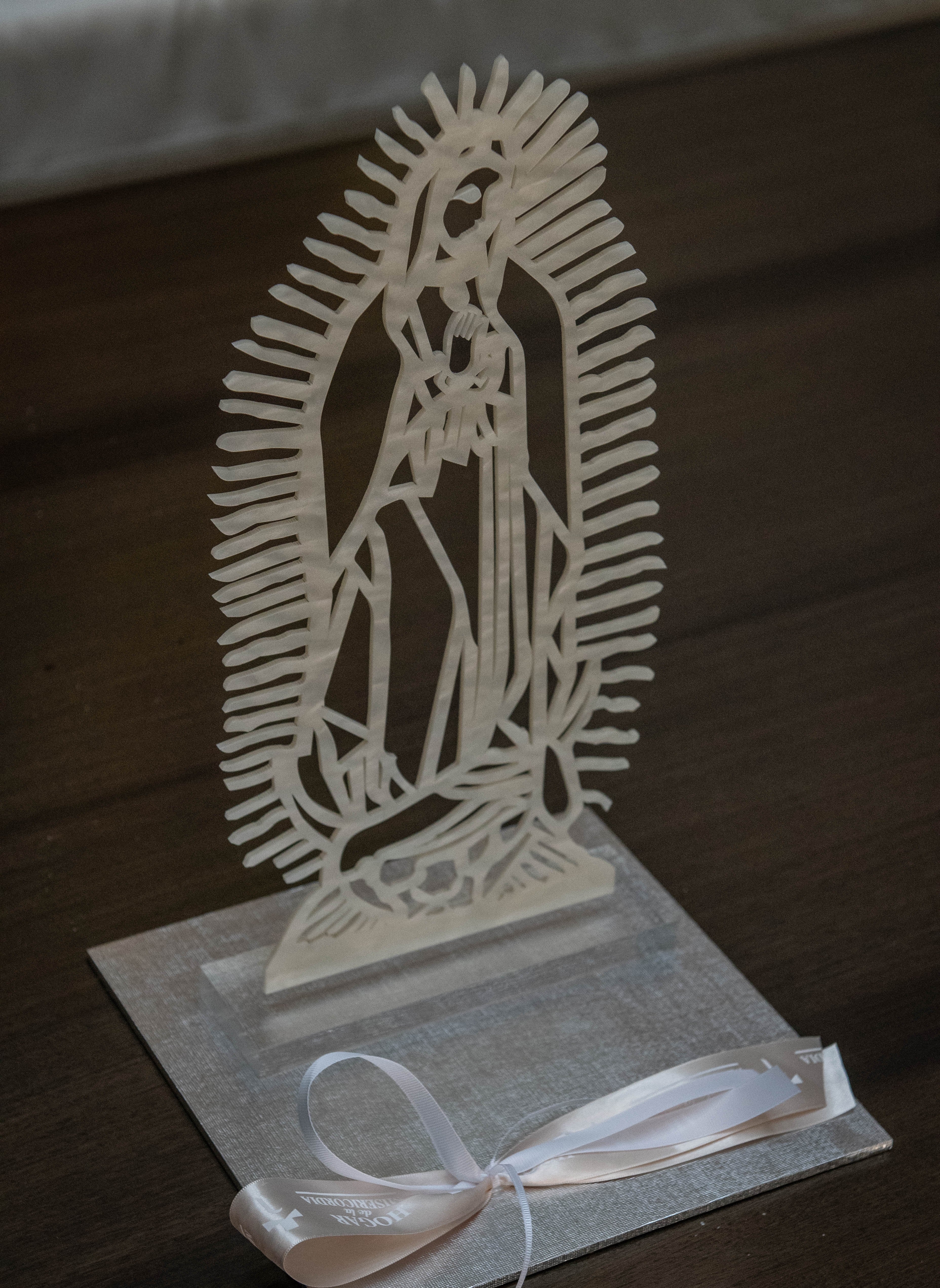 Virgen de acrílico color nácar