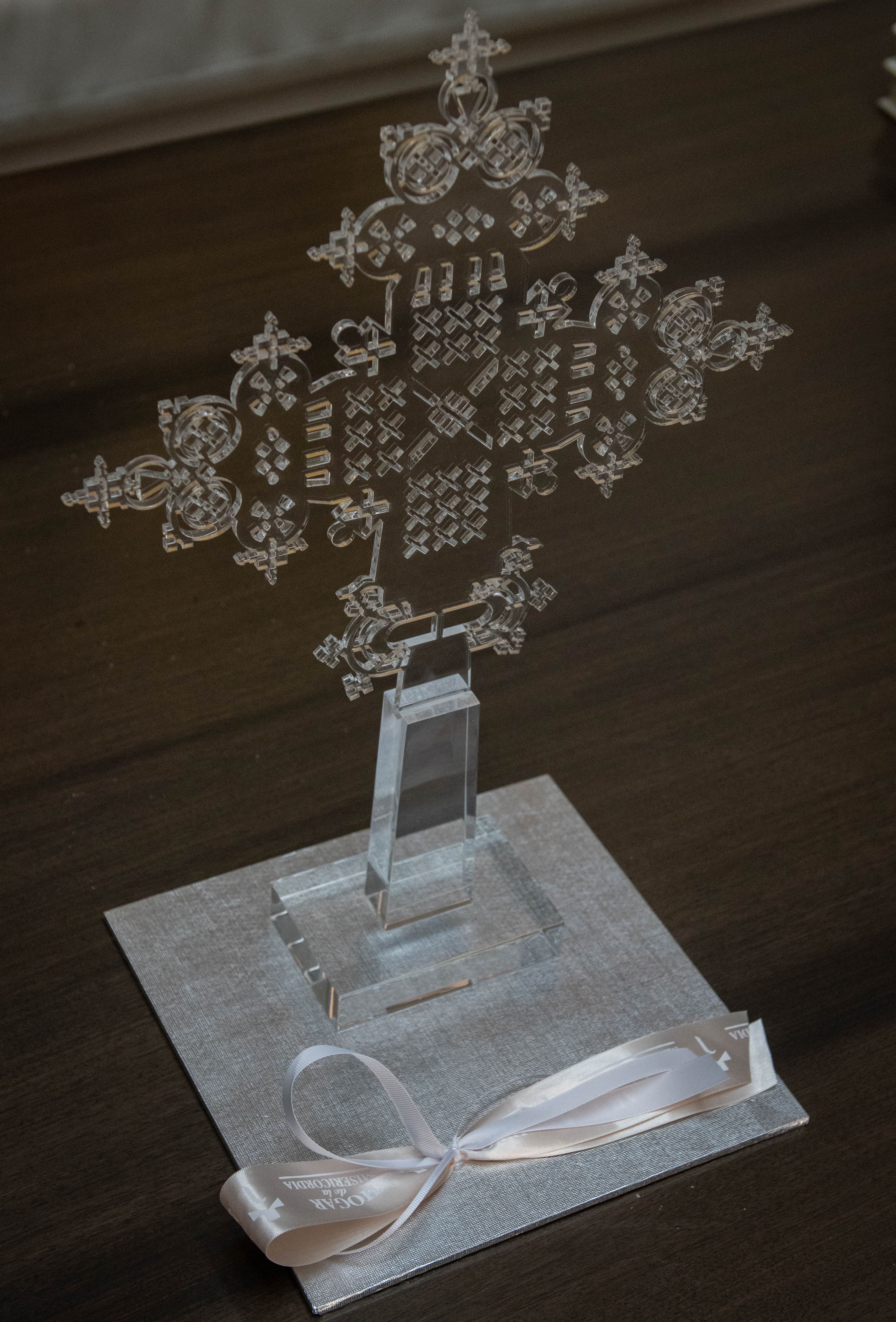 Cruz de acrílico transparente, grande