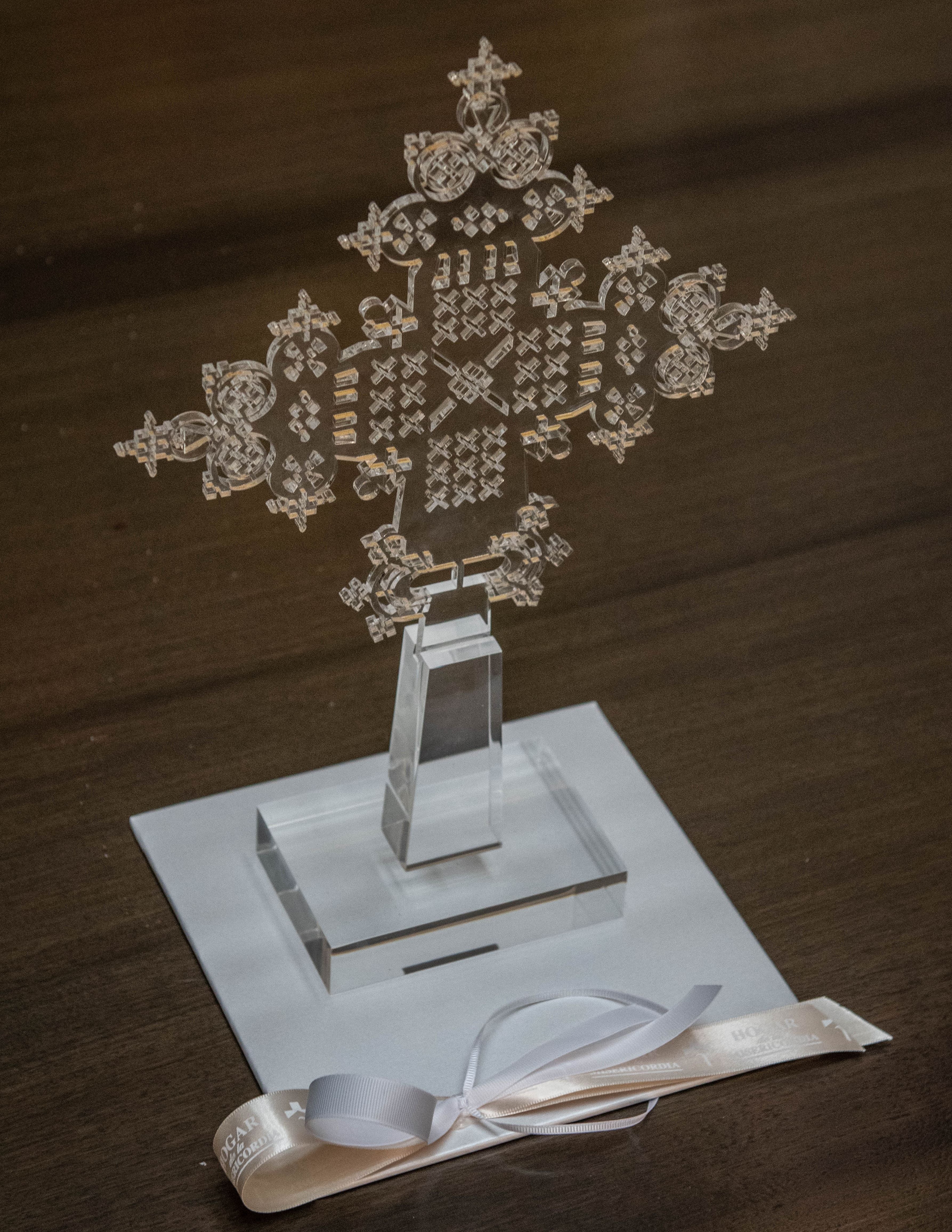 Cruz de acrílico transparente