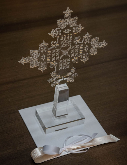 Cruz de acrílico transparente